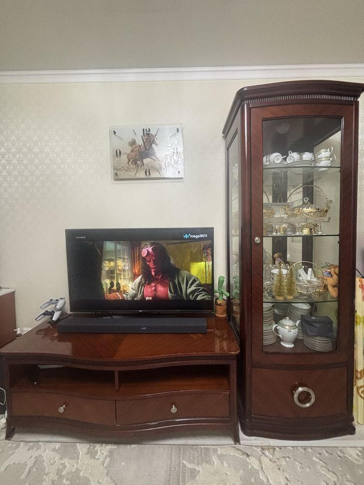 Продам срочно витрину из дуба