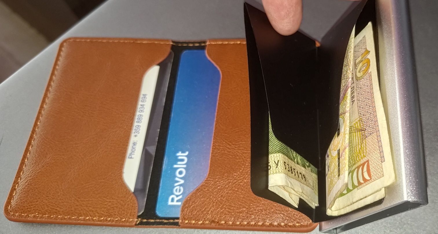 Кожен портфейл със RFID защита и автоматичен картодържач