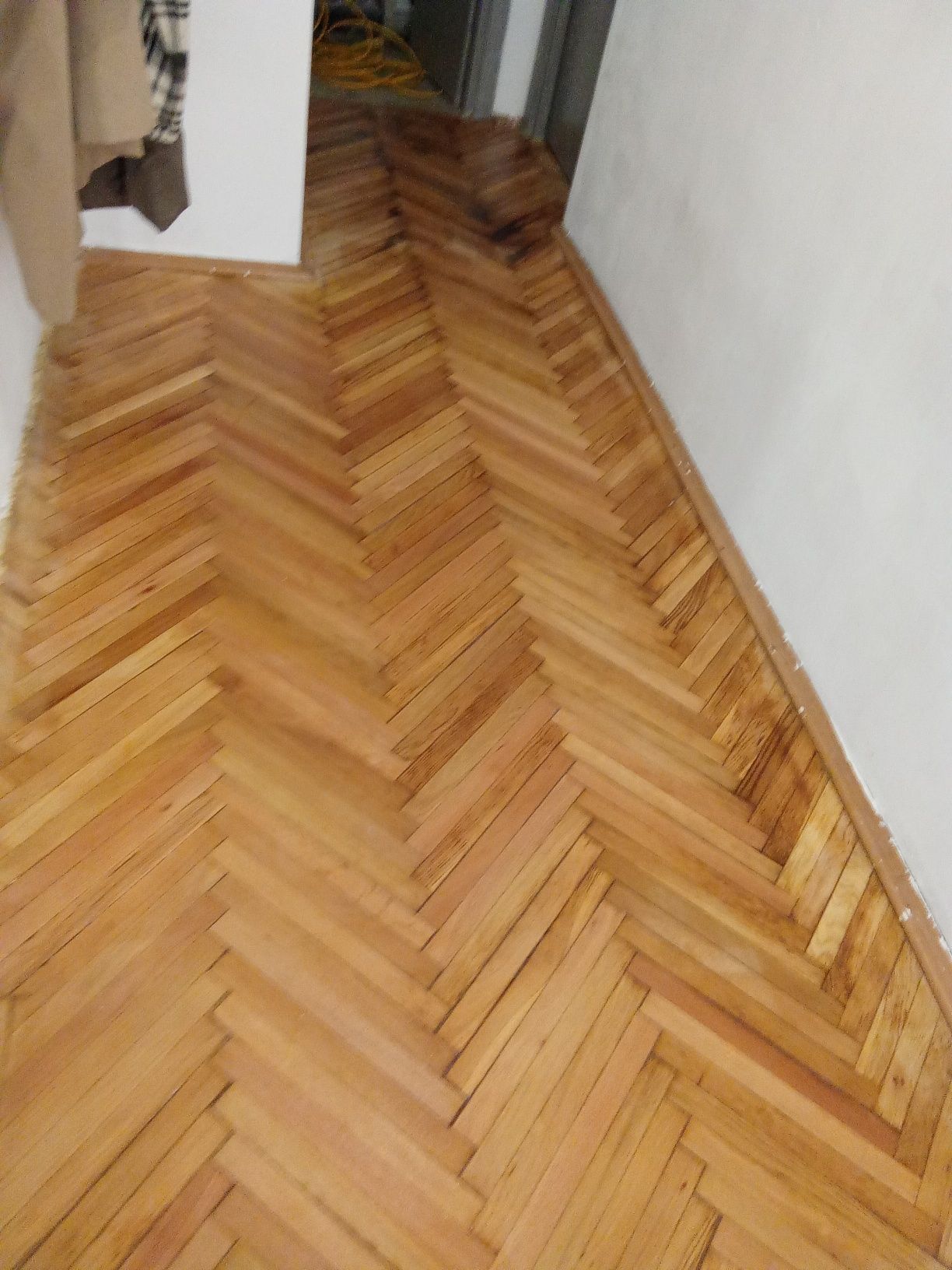 Șlefuiesc parchet vechi și repar