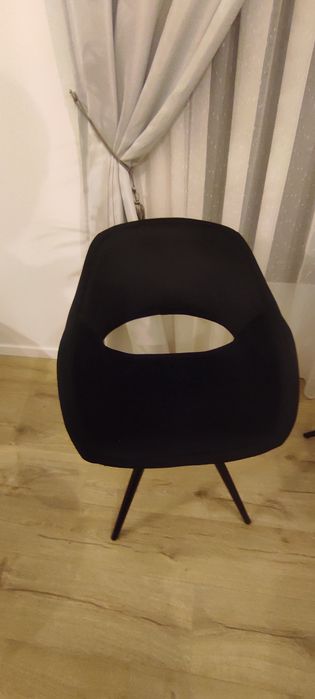 Vând 4 scaune sufragerie.