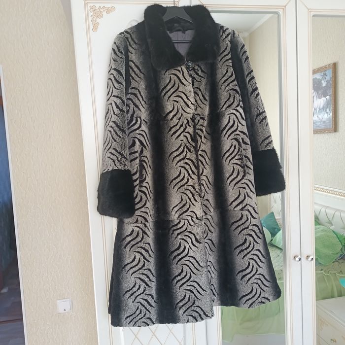 Шуба мутоновая с воротником. То