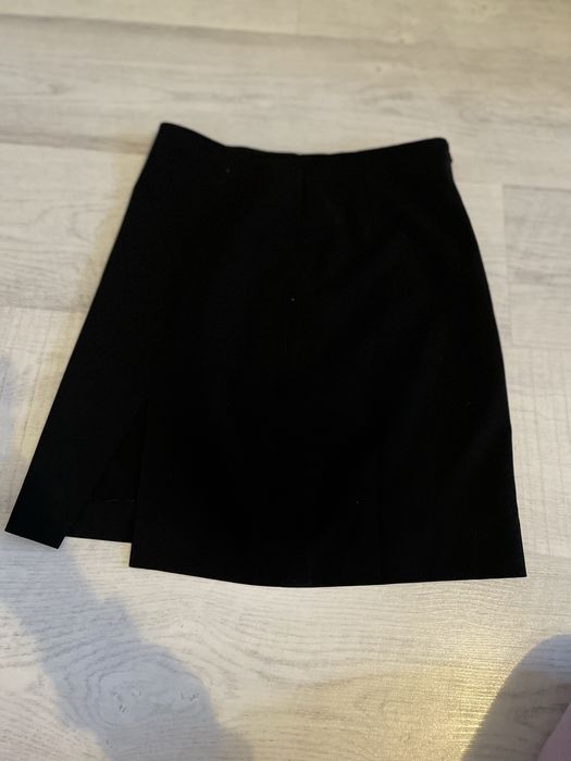 Fusta neagra cu un mic sliț pe picior