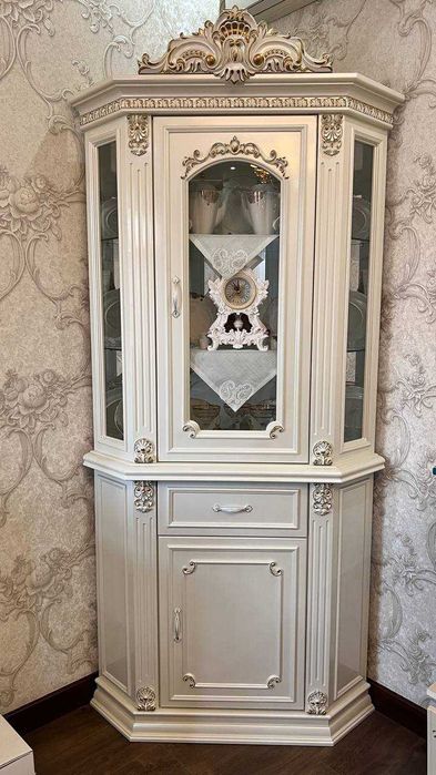 Мебель для гостиной - Стол, стулья, пенал, трюмо