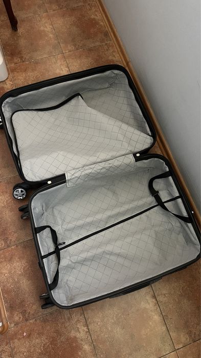 Продам чемодан поликарбон