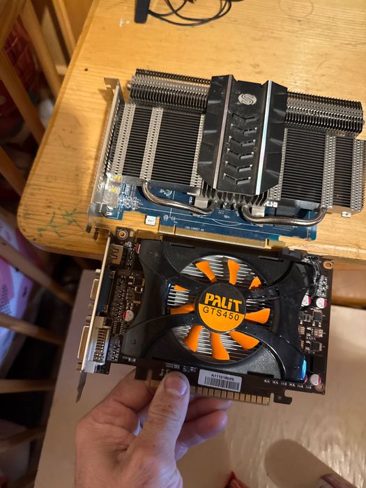 Продавам 2 видео карти по 1 гб бройката