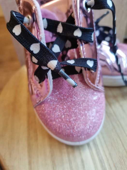 Детски лачени кецове