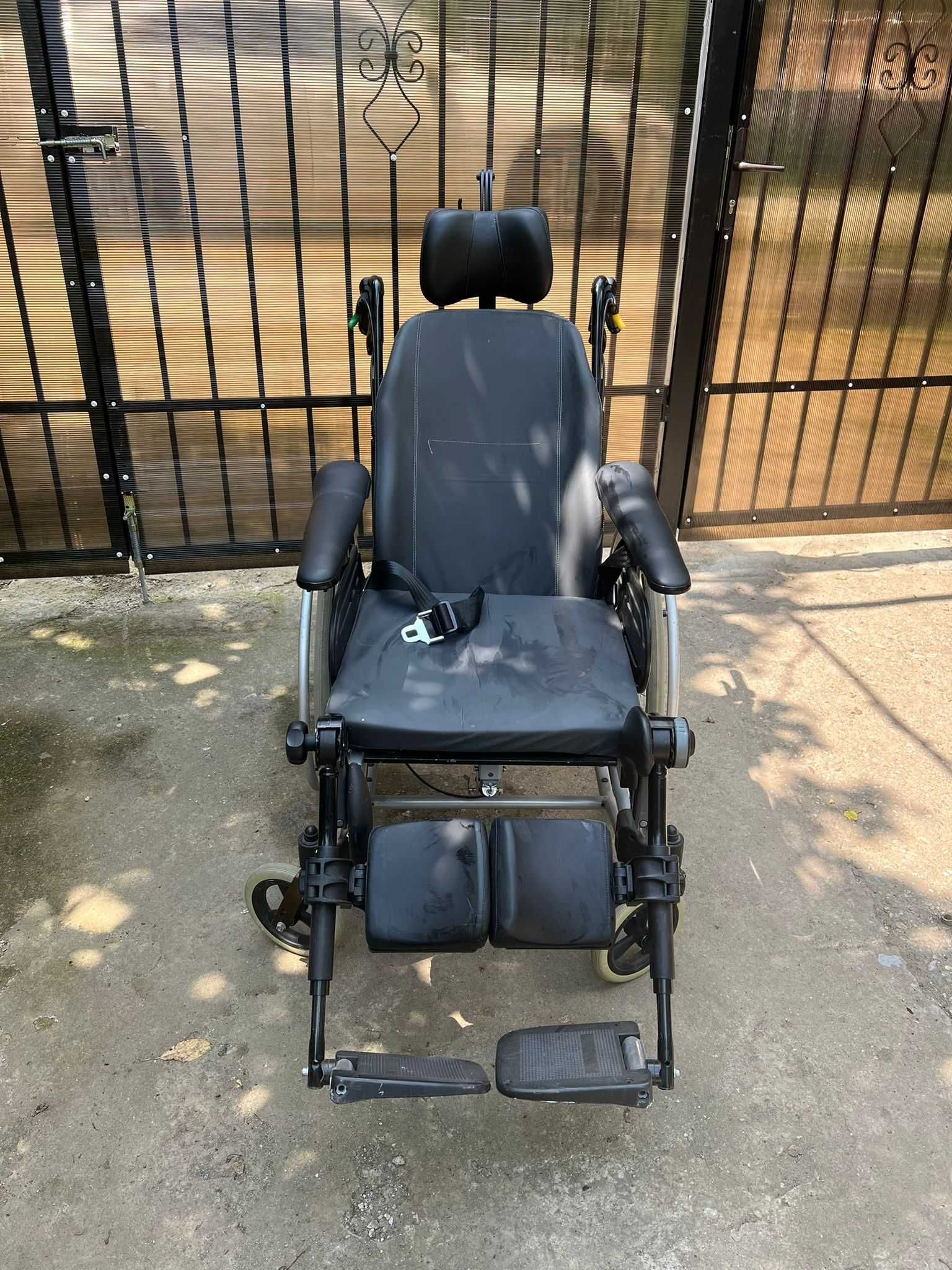 Scaun cu rotile special pentru persoane cu dizabilități