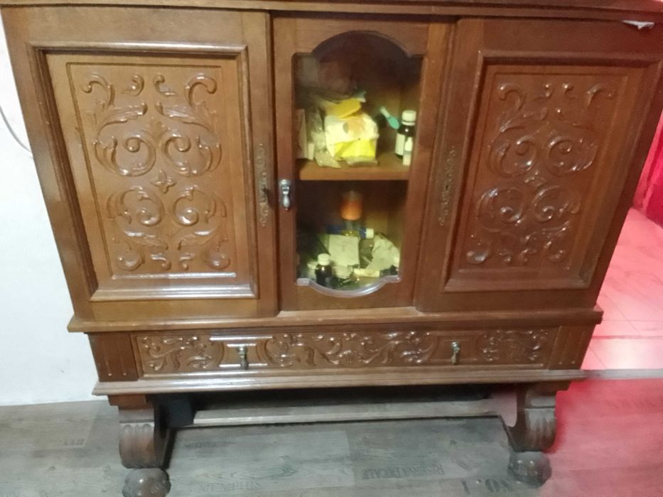 Vând dulap cu model vechi