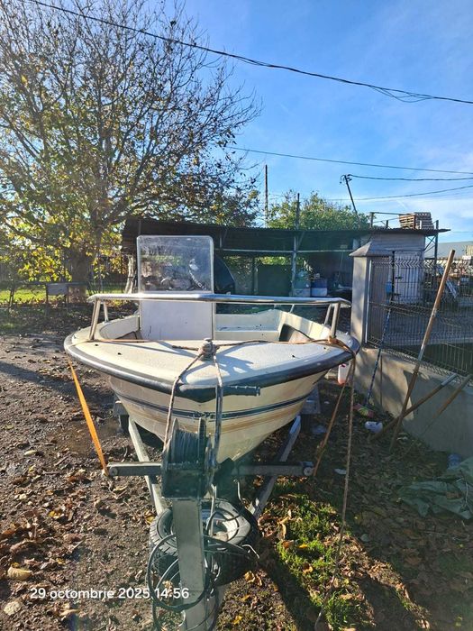 Barca cu motor si peridoc