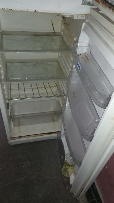 Подарявам работещ хладилник с фризер Whirlpool