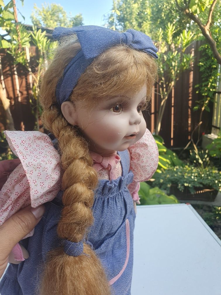 Păpușă de porțelan vintage 45 cm, îmbrăcată rustic, păr roșcat