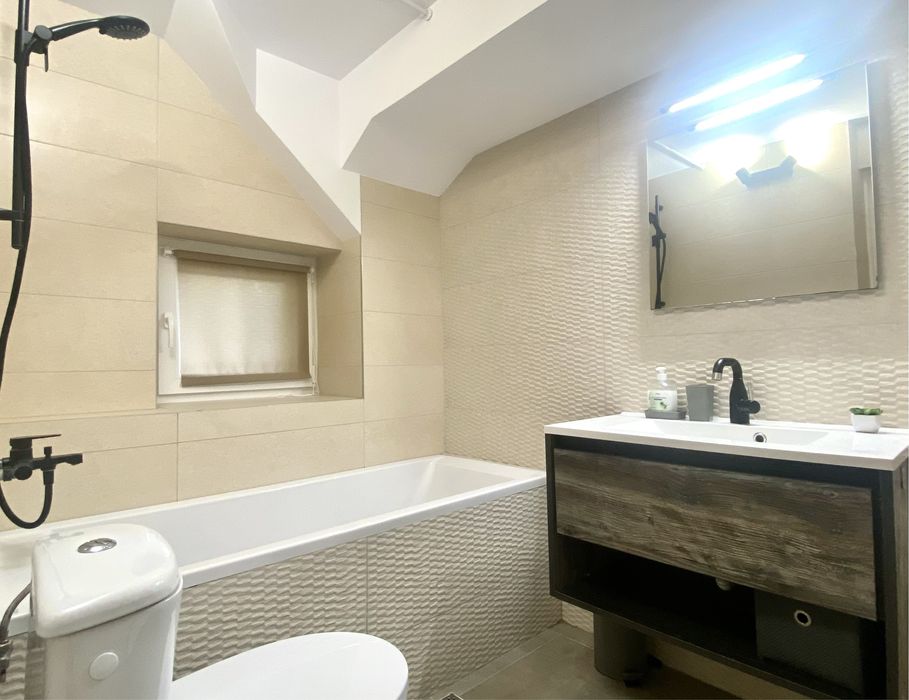 Apartament cu 3 camere de inchiriat