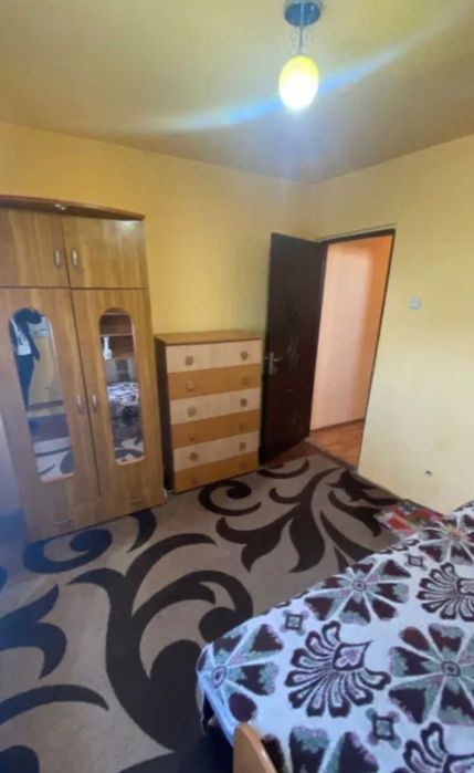 Apartament 3 camere decomandate, etajul4/4, vizavi de Scoala Generală.