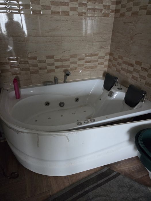 Cada cu jacuzzi cu 2 locuri.
