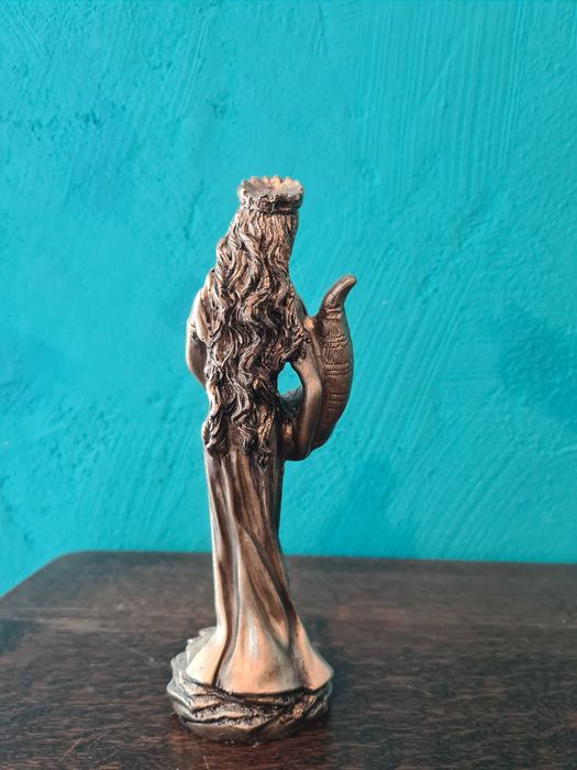 Статуетки на Фортуна и Темида