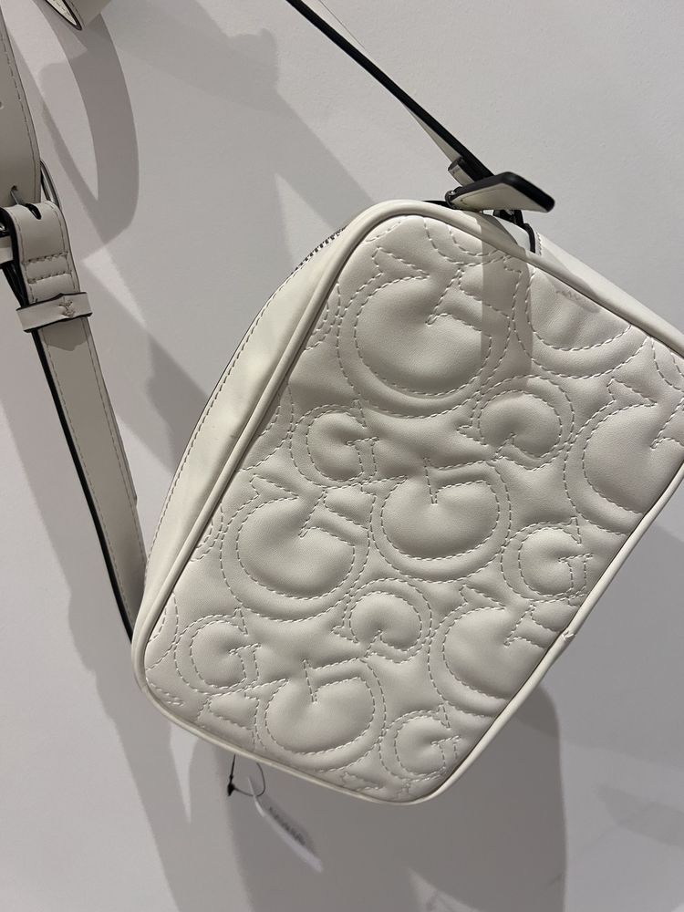 Оригинална нова дамска чанта GUESS