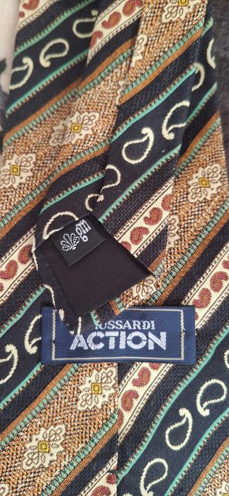 Вратовръзка  Trussardi 100% коприна ,произведена в Италия.