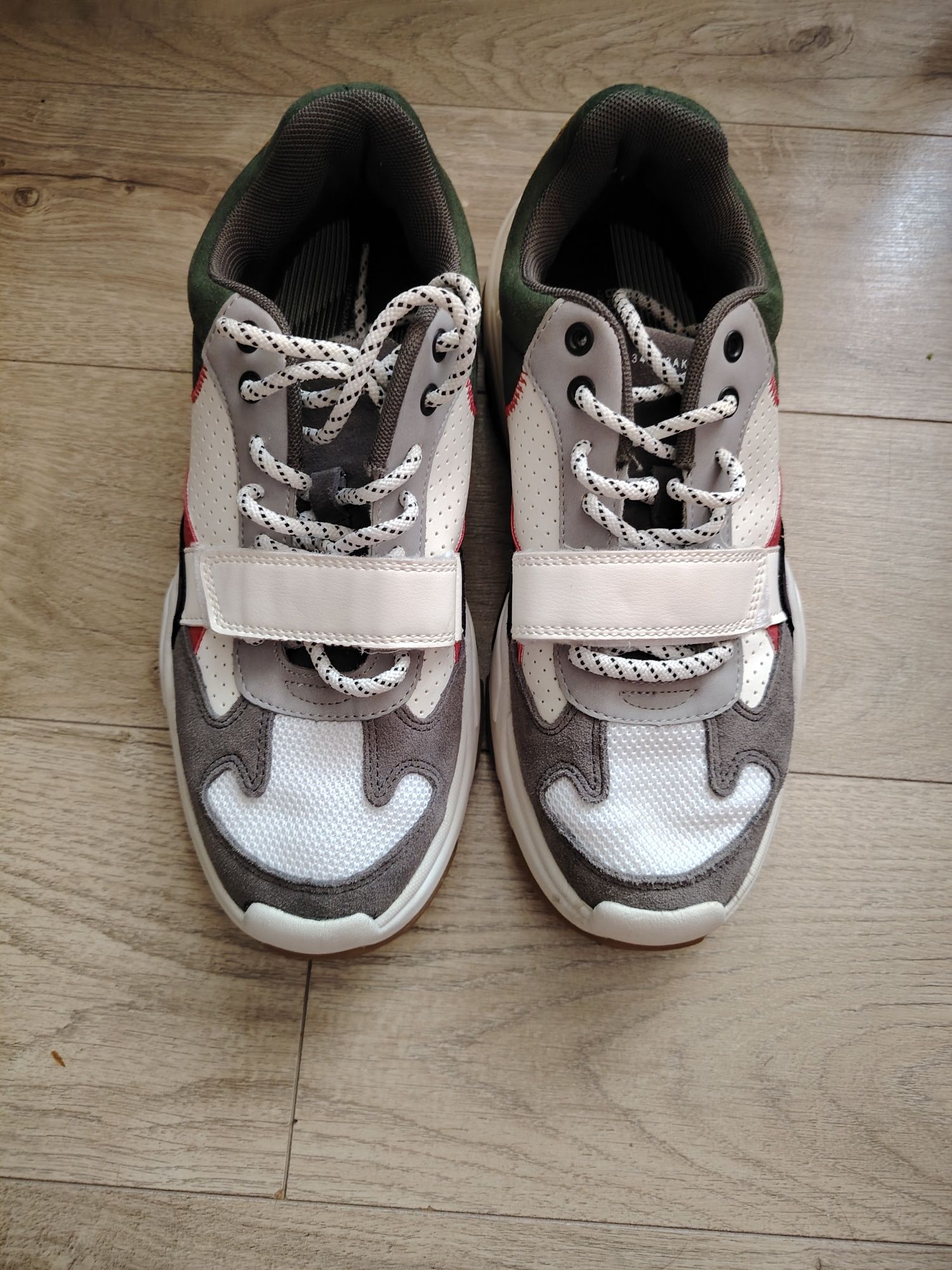 Vând adidași unisex Bershka mărimea 41