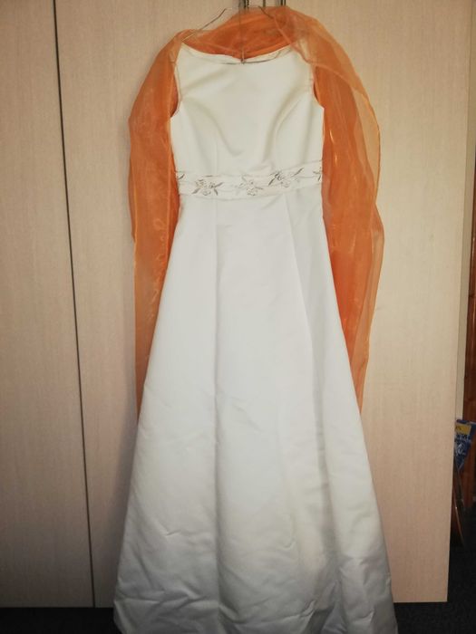 Сватбена рокля с воал от шифон за раменете