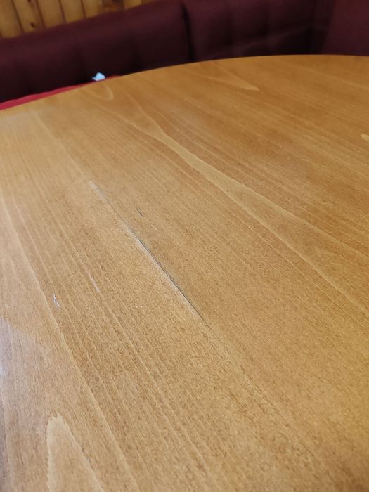 Трапезна маса от масивно дърво