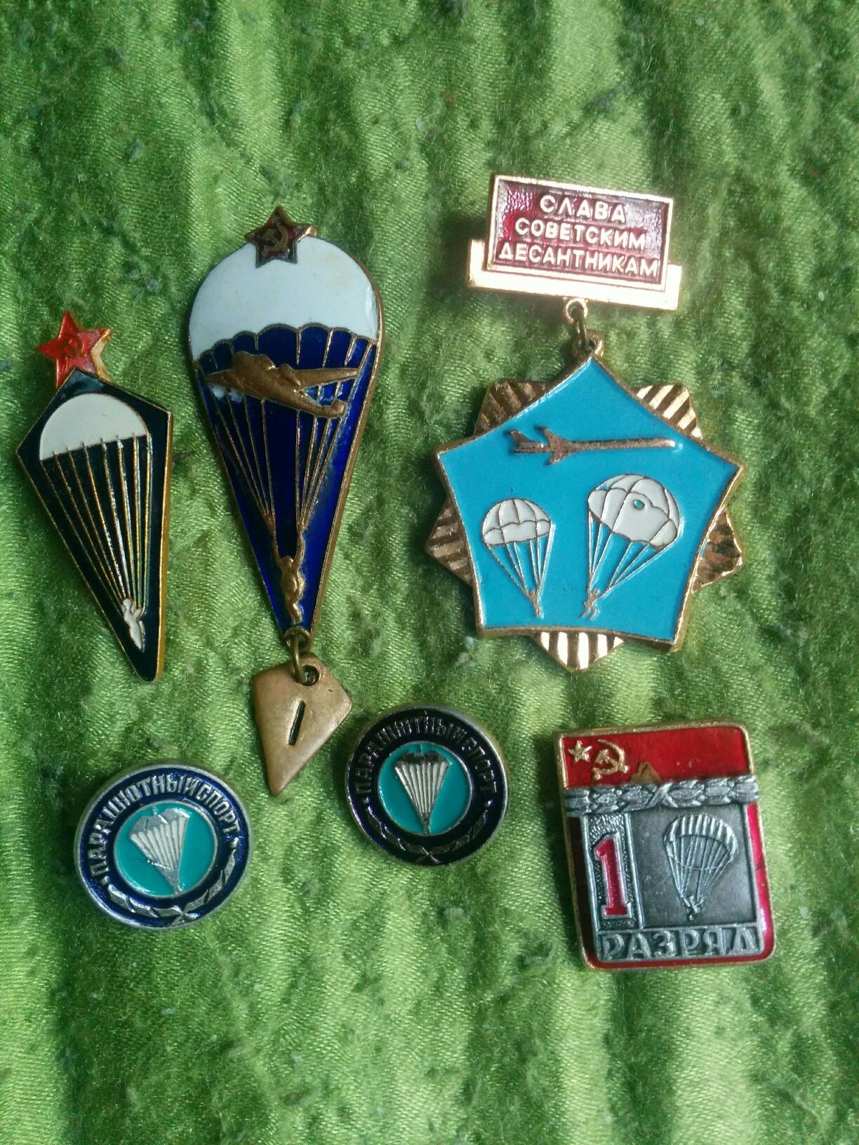 Знаки советские прыжки с парашютом.