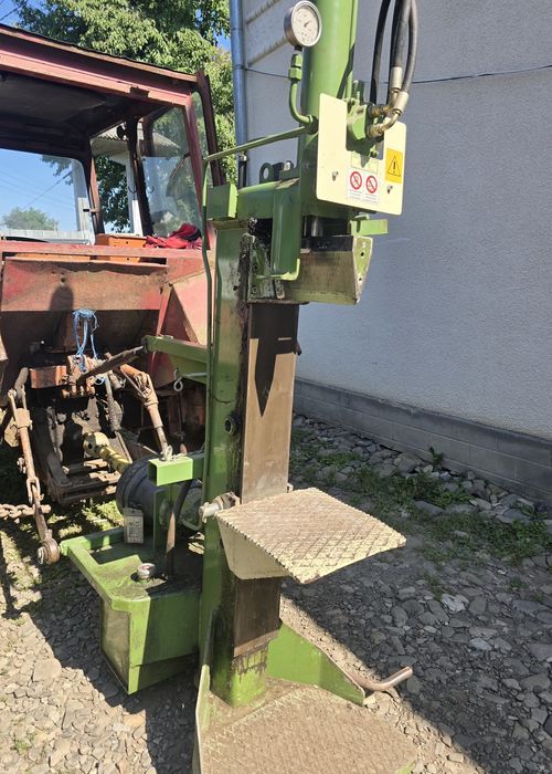 Vând crapator lemne