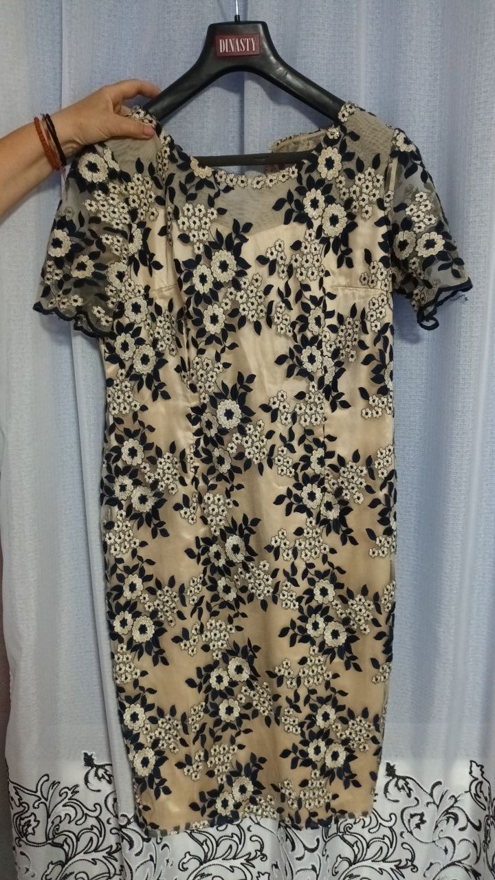 Rochie crem cu detalii negre
