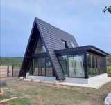 Vindem cabane cu două dormitoare baie bucătărie și living