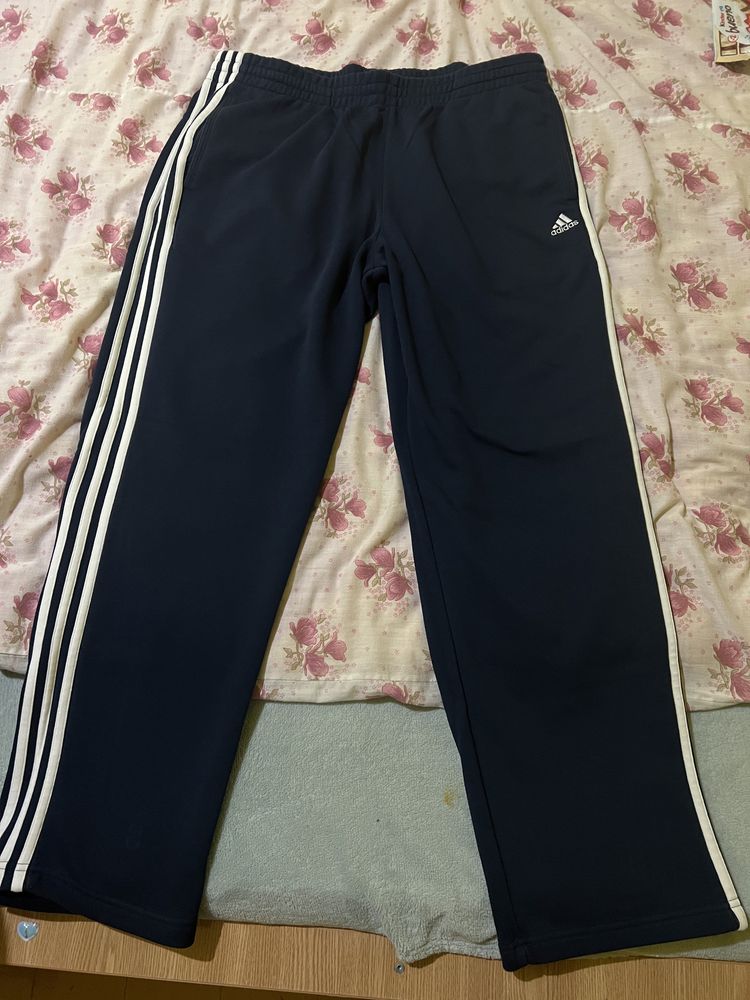 Pantaloni Addidas Essentials doar pantaloni.