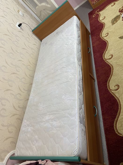 Кровать и стол письменный