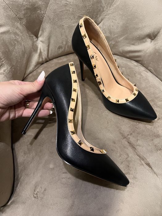 Vand incaltaminte noua