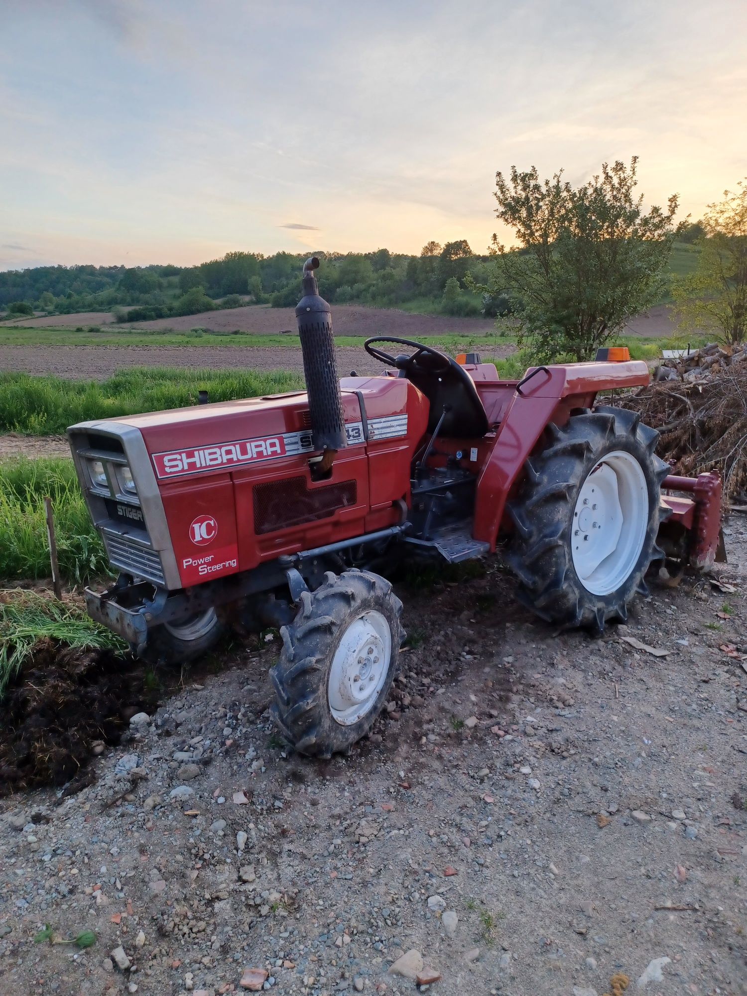 Vând tractor cu freză