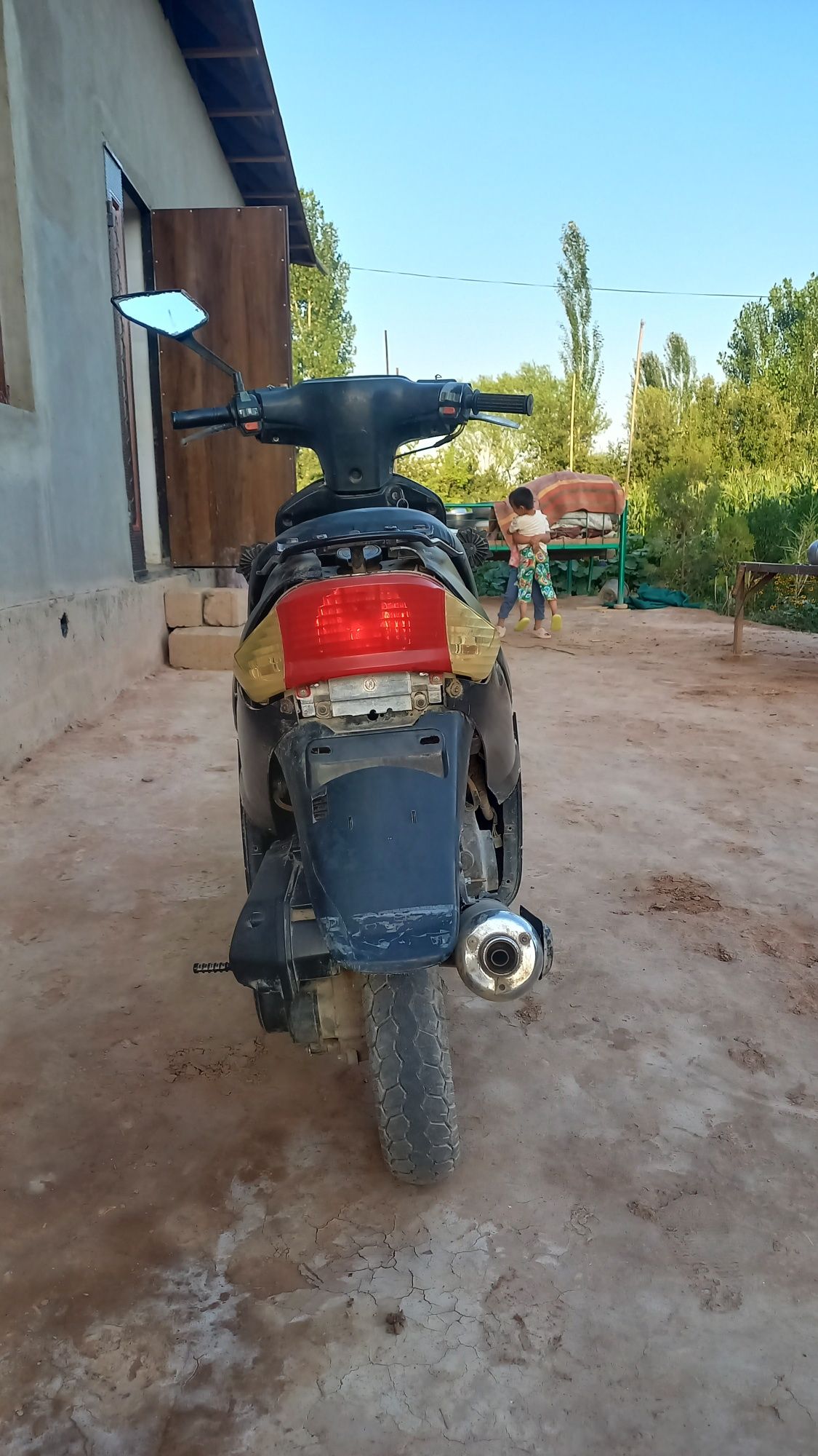 Skutr binzin  surxondaryo Qiziriq  narxi kelishamiz holati  yaxsh
