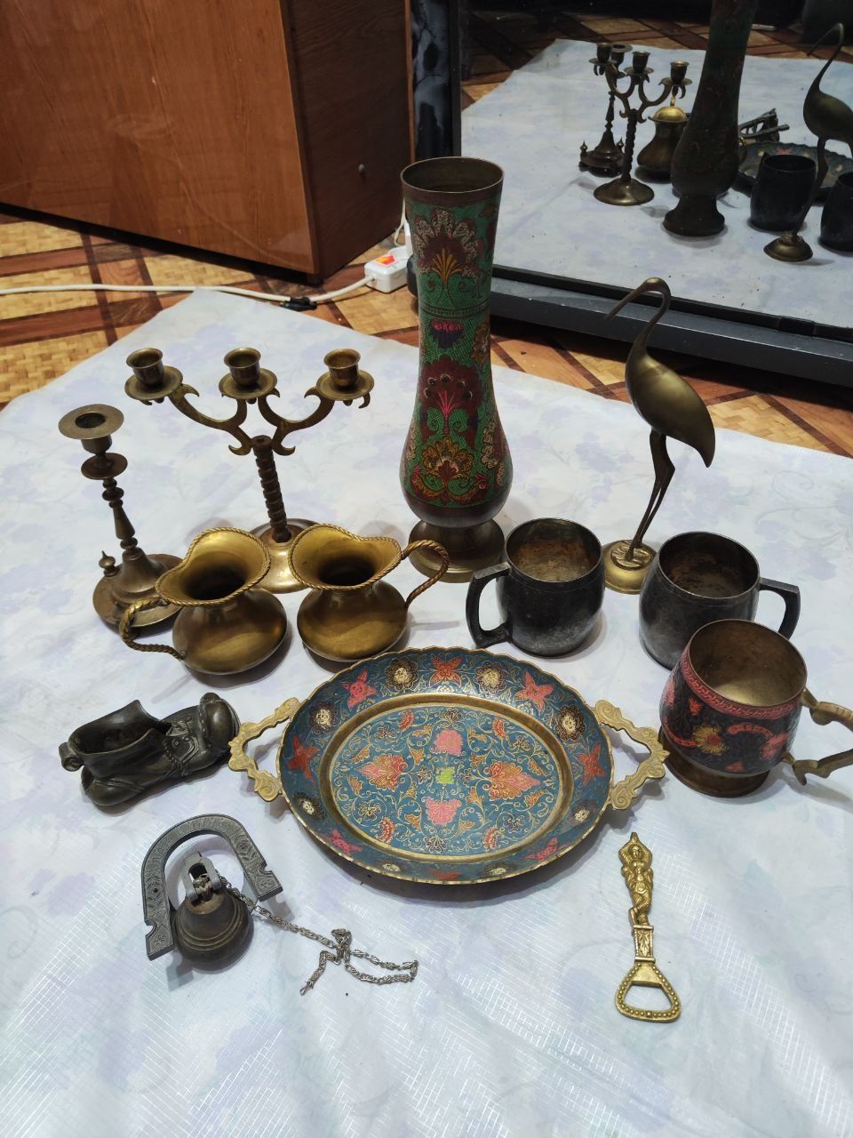Индийские вазы и чаши, подсвечники