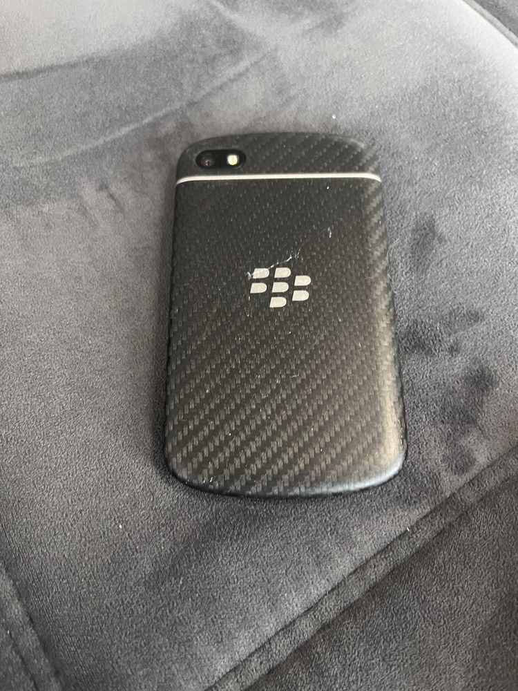 Продам blackberry q10 почти новый с чехлом и зарядкой. Работает.
