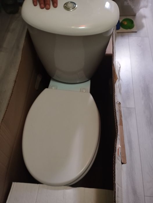 Унитаз напольный в рабочем состоянии