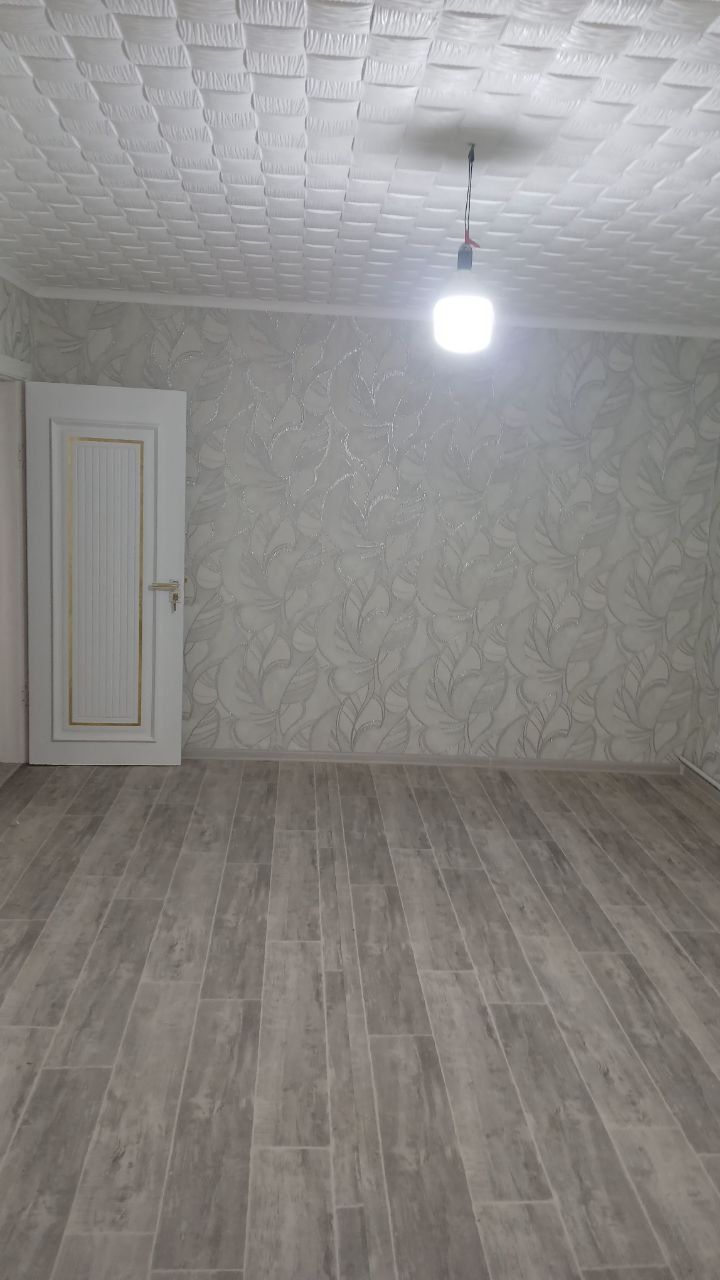 2 х комнатную квартиру. 1/2. Не торец .балкон 2*6. Новый евро ремонт