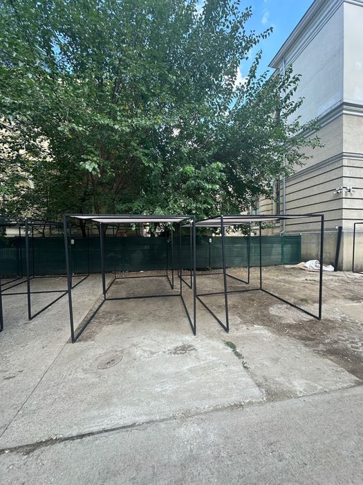 Vand corturi din structura metalica (2x2m), cu mese si scaune