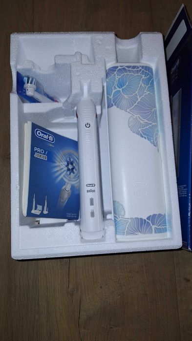 Oral-B PRO 2 2500 Електрическа четка за зъби + кутийка за път