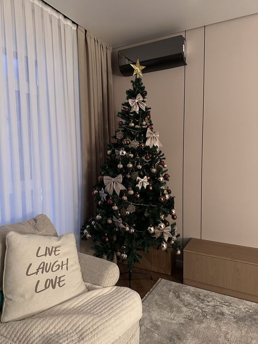 Продам Елку 2,6 м. Новая + игрушки и герлчнды