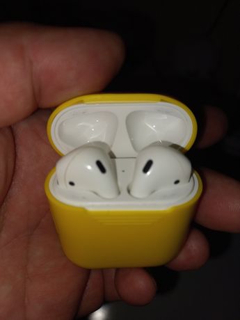 Apple AirPods with Wireless Charging Case белый