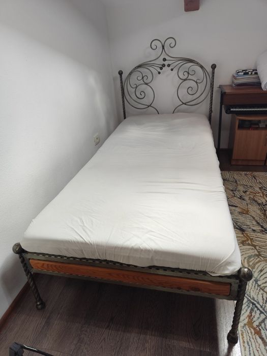 Vând paturi cu structura din fier forjat