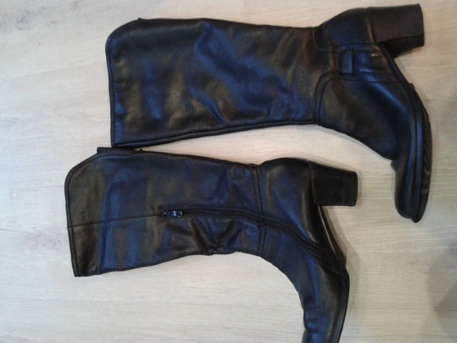 Удобни черни ботуши № 39,естественна кожа.