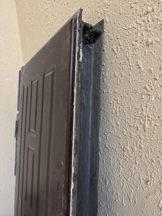 Продается входная дверь, металл, уголки