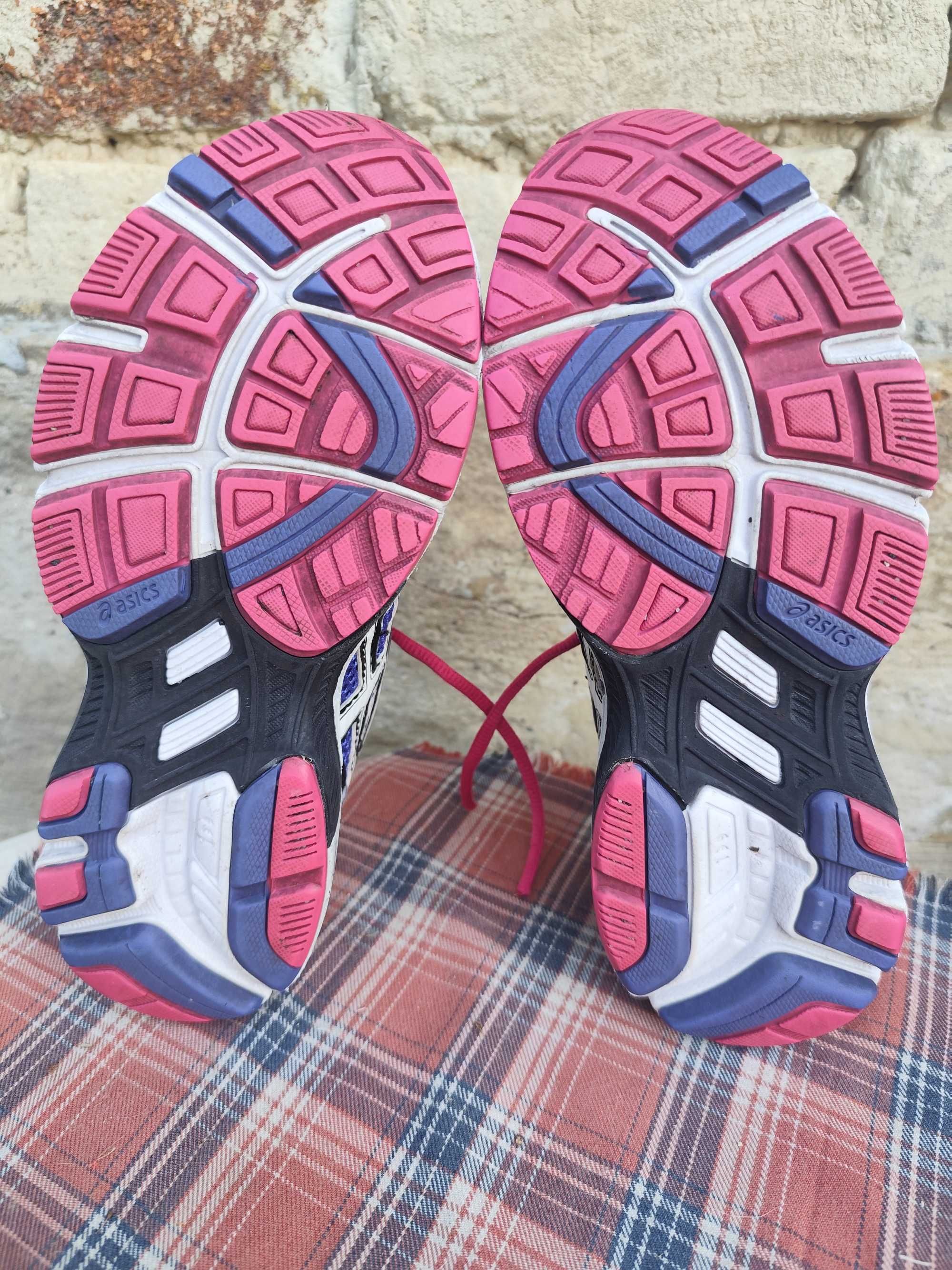 Оригинални дамски маратонки Asics