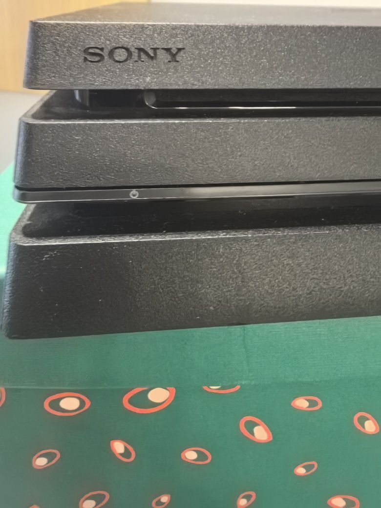 PlayStation 4 pro,с два джойстика