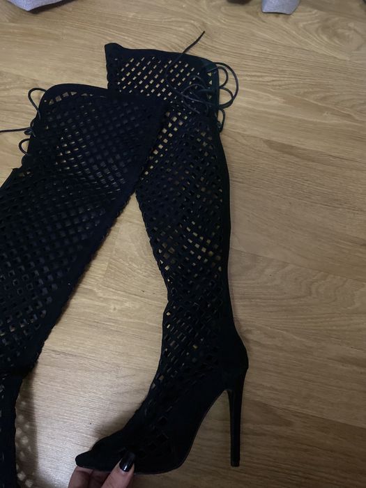 Cizme lungi ,gri,piele intoarsa naturala ,perforate ,ca noi