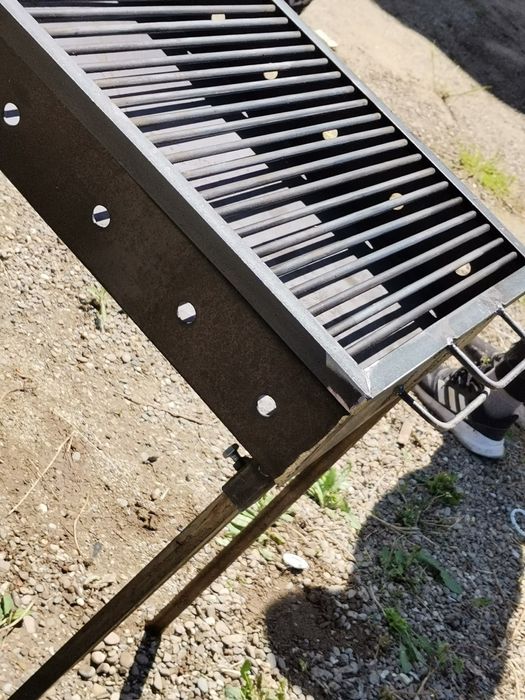 Grătar metalic 60x40 cm, tablă striată 3mm – cu picioare demontabile