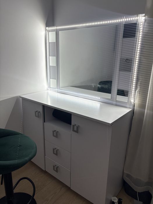 masa de toaleta cu oglinda mare si sertare