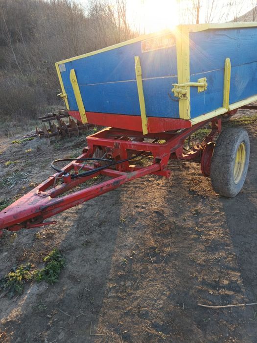 Vand  două remorci  una cu basculare ambele cu frana
